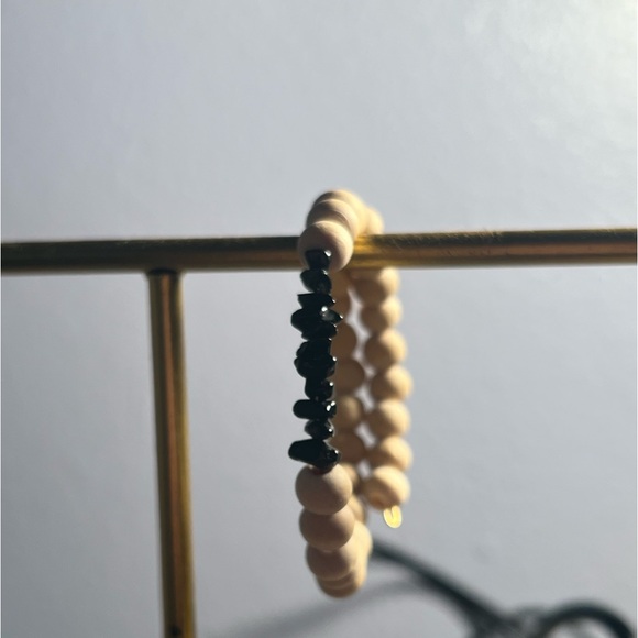 Black gemstone and wooden bead essential oil diffusion bracelet - Picture 5 of 7